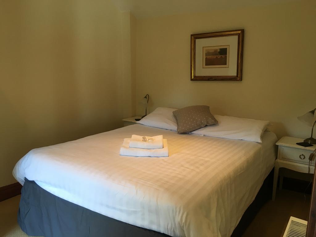 The Crown Hotel Mundford Екстериор снимка