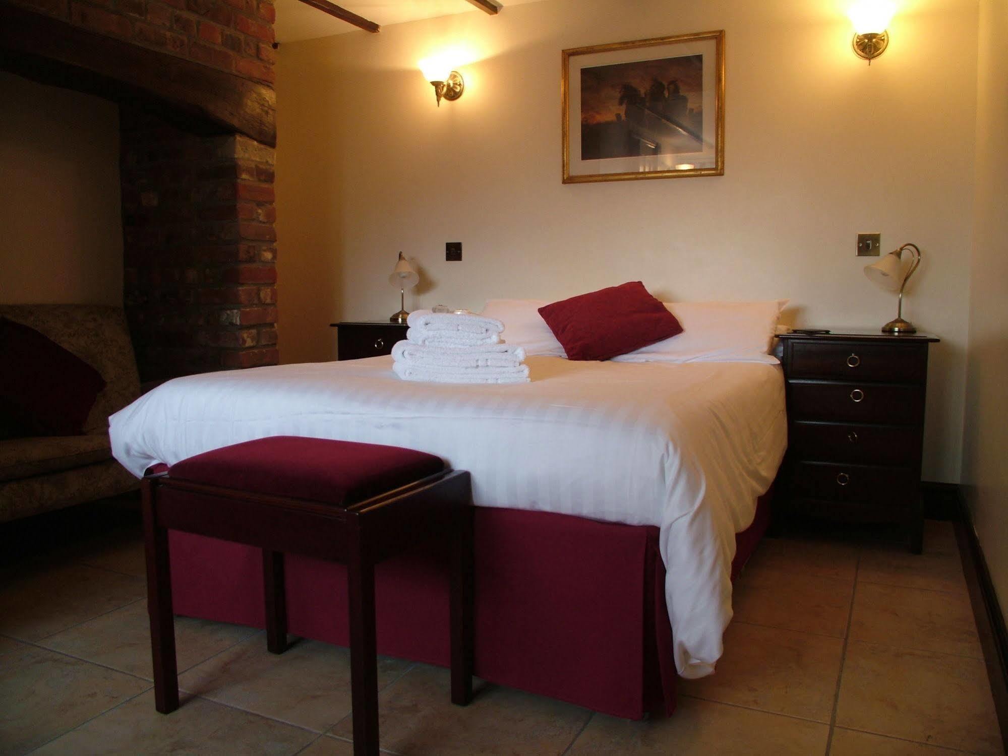 The Crown Hotel Mundford Екстериор снимка