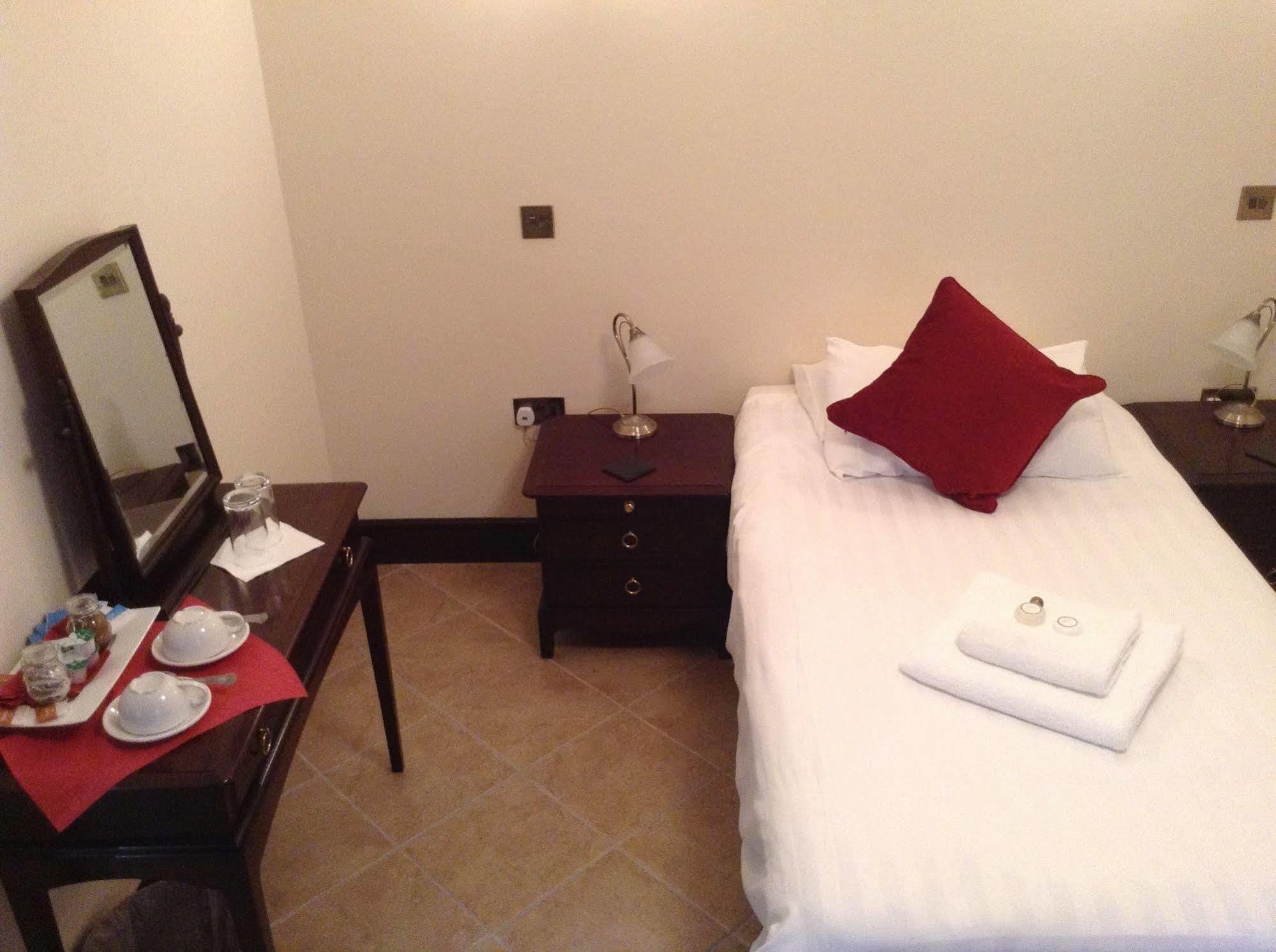 The Crown Hotel Mundford Екстериор снимка