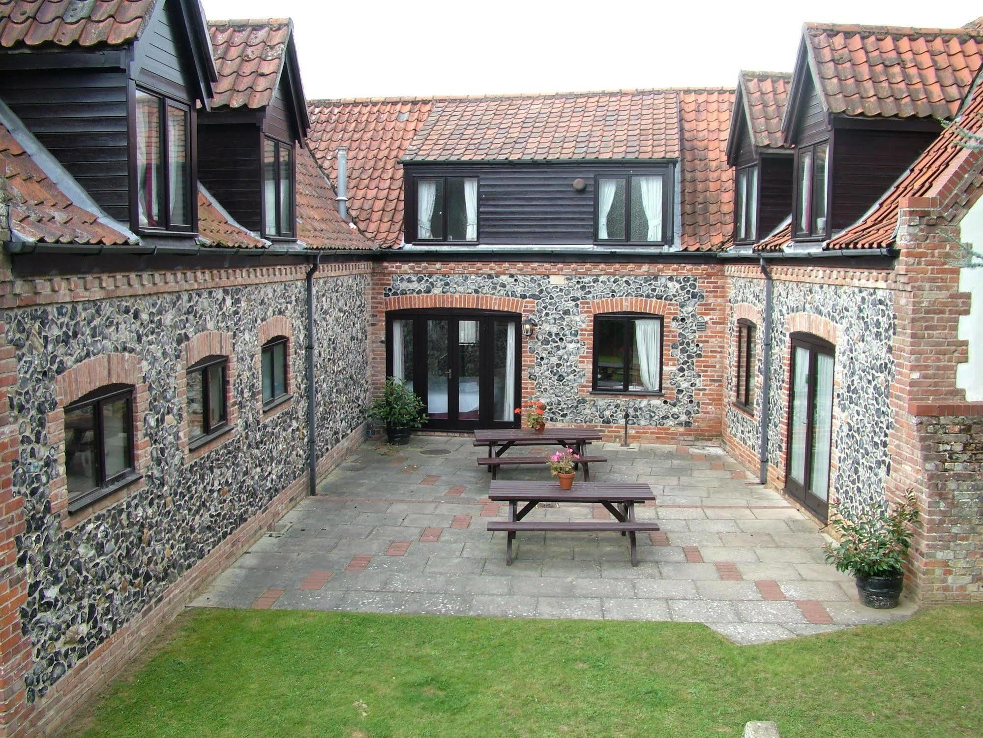 The Crown Hotel Mundford Екстериор снимка